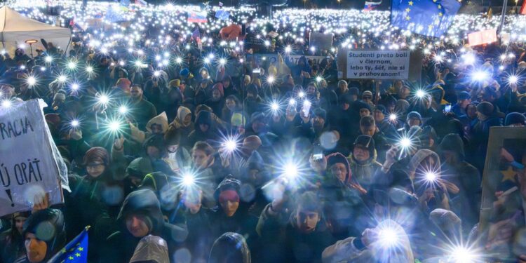 zehntausende-protestieren-gegen-regierung-der-slowakei