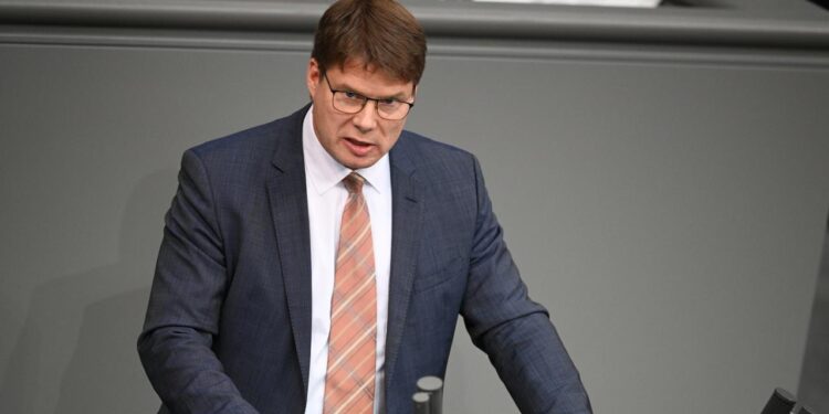afd-politiker-in-russland:-von-zurueckhaltung-keine-spur