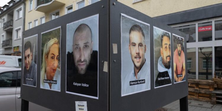 ruf-nach-aufklaerung:-hanau-angehoerige-legen-verfassungsbeschwerde-ein