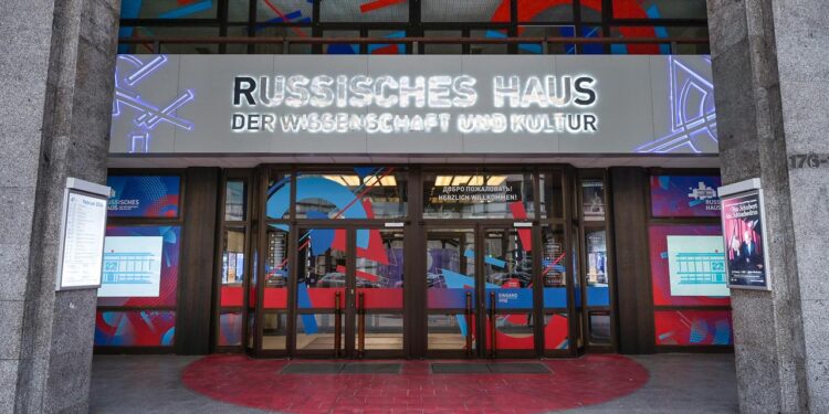russisches-haus-in-berlin-–-tausende-besucher-trotz-sanktionen