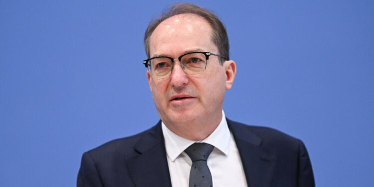 dobrindt-muss-sich-zu-festsitzenden-afghanen-vor-innenausschuss-erklaeren