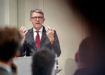 vorwuerfe-gegen-weimer:-firmenanteile-auf-eis-gelegt,-kritik-bleibt