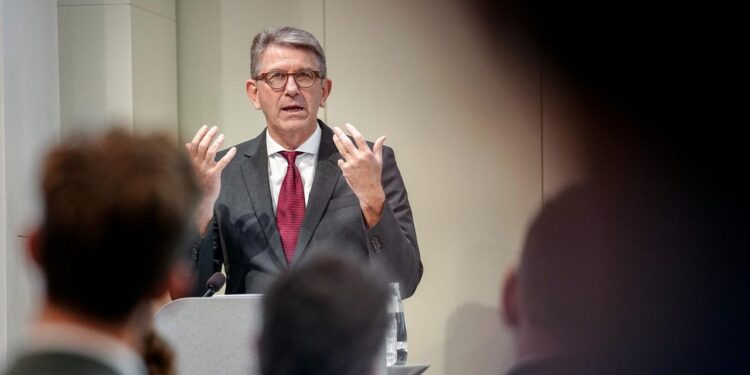 vorwuerfe-gegen-weimer:-firmenanteile-auf-eis-gelegt,-kritik-bleibt