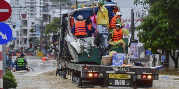 mindestens-55-tote-nach-massiven-regenfaellen-in-vietnam