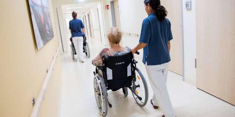 der-mindestlohn-in-der-altenpflege-soll-in-zwei-schritten-steigen