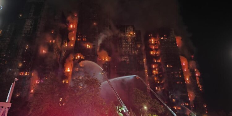 zahl-der-opfer-bei-hochhausbrand-in-hongkong-steigt-auf-36