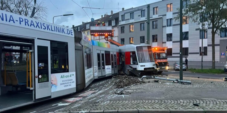 strassenbahn-entgleist:-mehrere-verletzte-in-duesseldorf