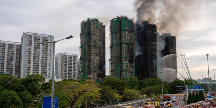 grossbrand-in-hongkong:-mindestens-83-todesopfer-bestaetigt