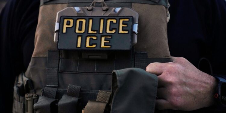 ice-nimmt-ehepartner-von-us-buergern-bei-greencard-interviews-fest