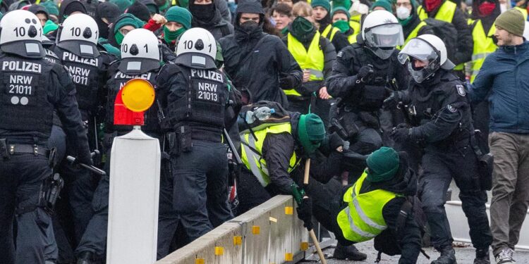 liveblog-zum-afd-treffen:-mehrere-blockaden-–-polizei-setzt-wasserwerfer-ein