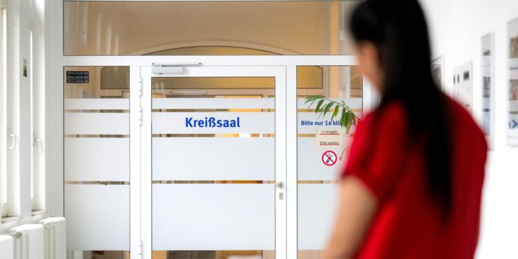 fast-jede-zweite-hebamme-denkt-ans-aufhoeren