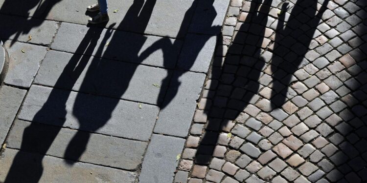 studie-zeigt-entscheidende-phasen-der-hirnentwicklung