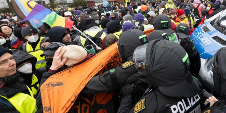 streit-ueber-polizeieinsatz-bei-afd-versammlung-in-giessen
