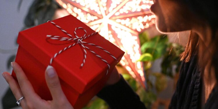 was-hinter-dem-ritual-des-schenkens-steckt