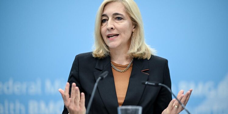 warken-gibt-krankenkassen-mitschuld-bei-beitragserhoehungen