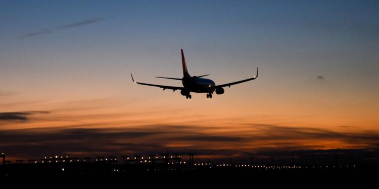 weiterer-aufnahmeflug-gelandet:-hunderte-afghanen-warten-noch-immer