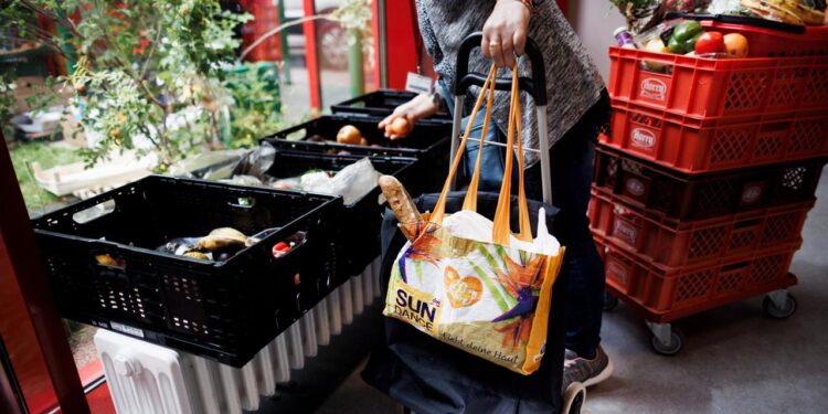 lebensmittelspenden:-immer-mehr-menschen-auf-tafeln-angewiesen