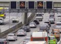 berlin:-wasserrohrbruch-sorgt-fuer-chaos-auf-stadtautobahn-a100