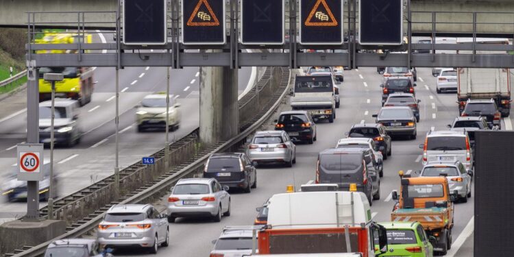 berlin:-wasserrohrbruch-sorgt-fuer-chaos-auf-stadtautobahn-a100
