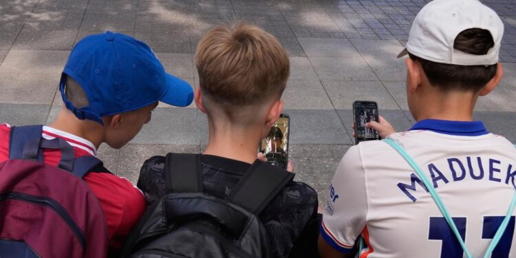 digitalminister-wildberger-offen-fuer-social-media-sperre-fuer-kinder