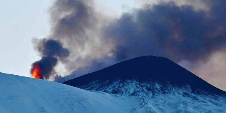vulkan-aetna-spuckt-lavafontaenen-und-asche