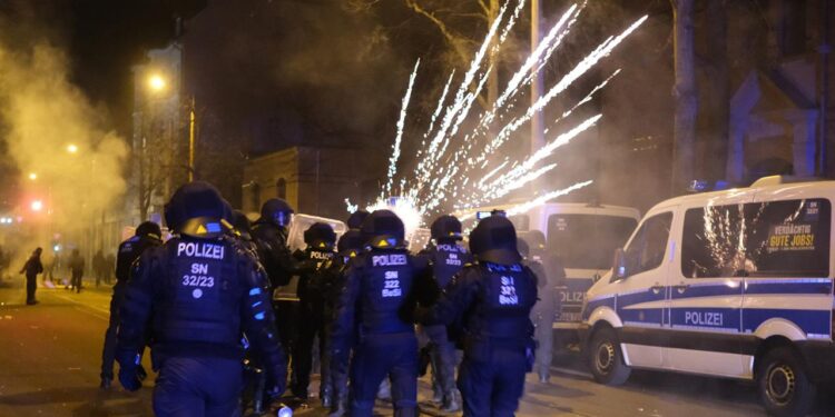 gewalt-gegen-einsatzkraefte:-hubig-und-dobrindt-wollen-hoehere-strafen