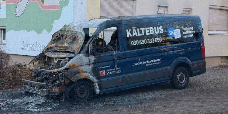 grosse-hilfsbereitschaft-nach-brandanschlag-auf-kaeltebusse-in-berlin