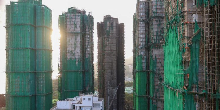 hochhausbrand-in-hongkong:-behoerden-gehen-gegen-kritische-stimmen-vor