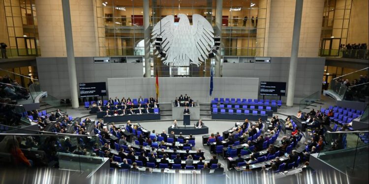 bundestag-stimmt-mit-kanzlermehrheit-fuer-rentenpaket