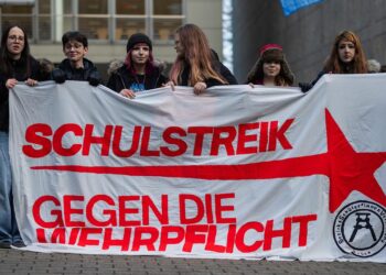 jugendliche-protestieren-in-zahlreichen-staedten-gegen-wehrdienst