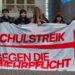 jugendliche-protestieren-in-zahlreichen-staedten-gegen-wehrdienst