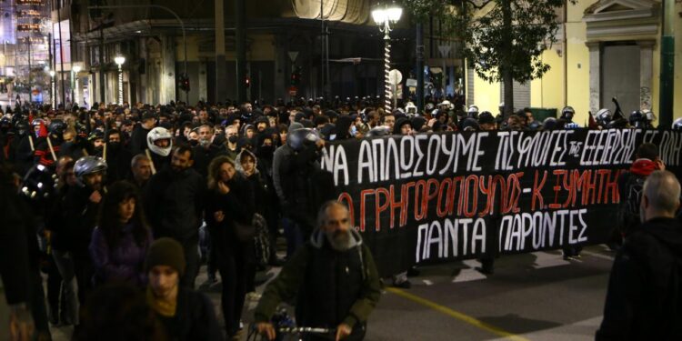 ausschreitungen-in-athen-am-gedenktag-fuer-getoeteten-teenager