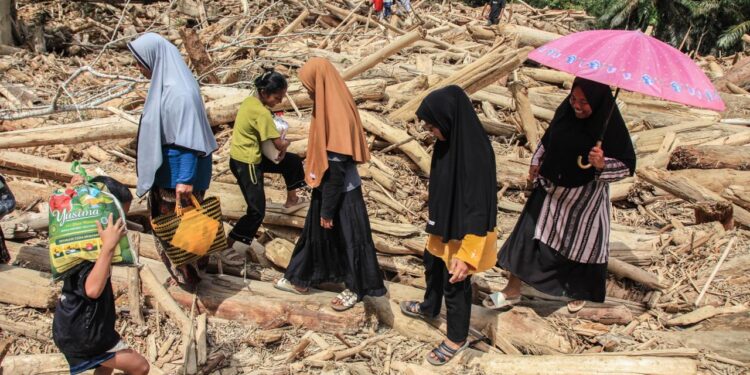 grosse-not-nach-ueberschwemmungen-in-indonesien