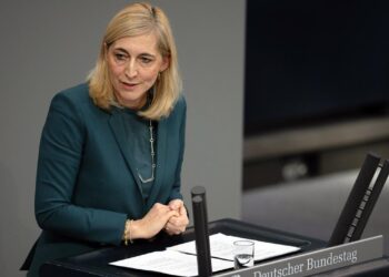 warken-sieht-entscheidung-ueber-kassenbeitraege-bei-den-versicherern