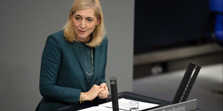 warken-sieht-entscheidung-ueber-kassenbeitraege-bei-den-versicherern