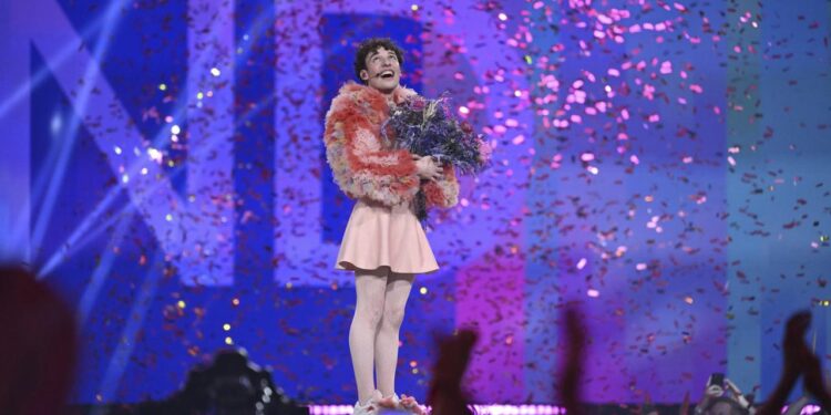 vorjahressieger-nemo-gibt-esc-trophaee-wegen-teilnahme-israels-zurueck