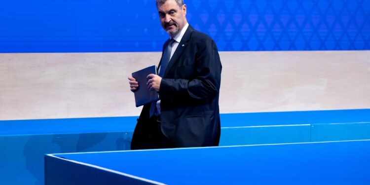 csu-parteitag:-ein-tritt-vor-markus-soeders-schienbein