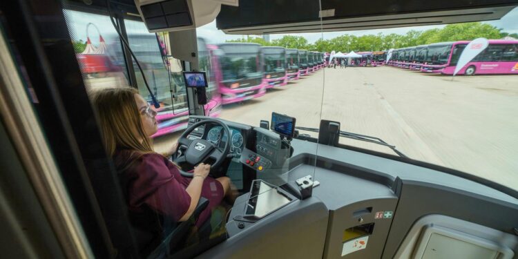 grossauftrag-der-bahn:-man-und-byd-sollen-tausende-busse-liefern