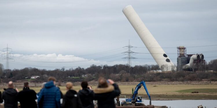 nordrhein-westfalen:-kohlekraftwerk-schornstein-gesprengt