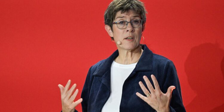 kramp-karrenbauer-zur-chefin-der-konrad-adenauer-stiftung-gewaehlt