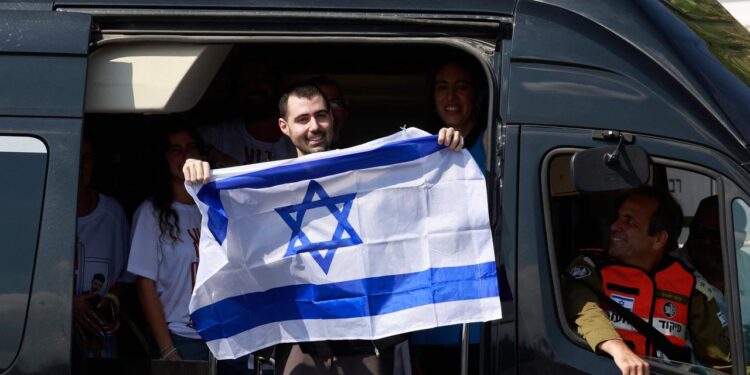 ehemalige-hamas-geisel-berichtet-von-zeit-in-gefangenschaft