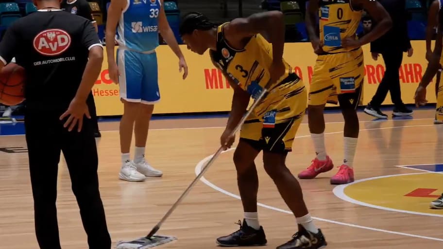 mitten-im-pokal-krimi-–-basketball-star-greift-zum-wischmopp