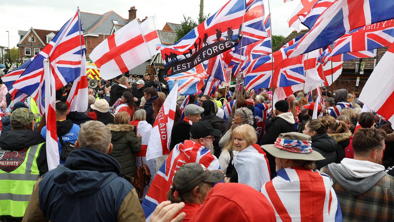 grossbritannien:-falschbehauptungen-befeuern-proteste-gegen-asylpolitik
